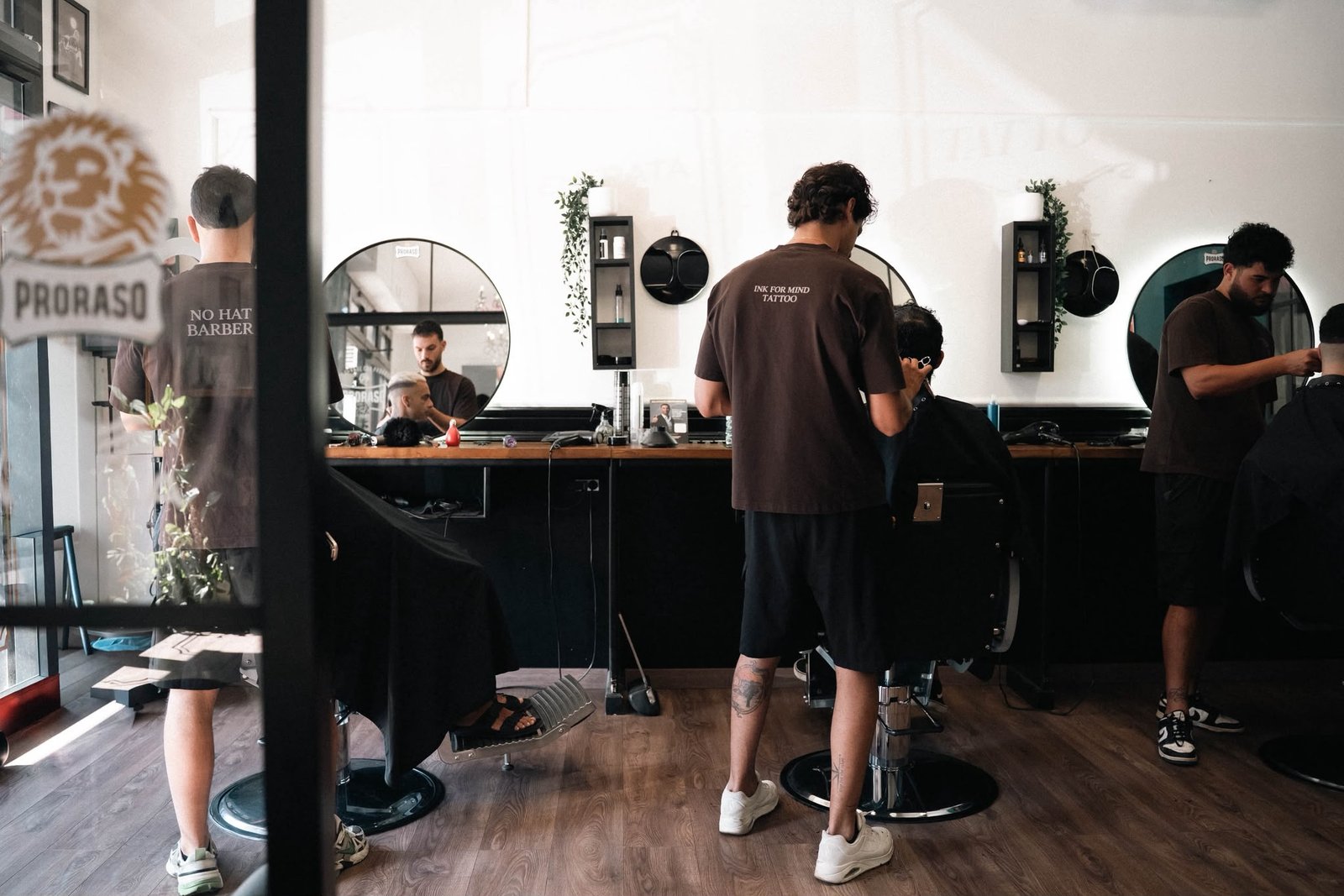 Team NO HAT BARBER al lavoro nella barberia di Ladispoli